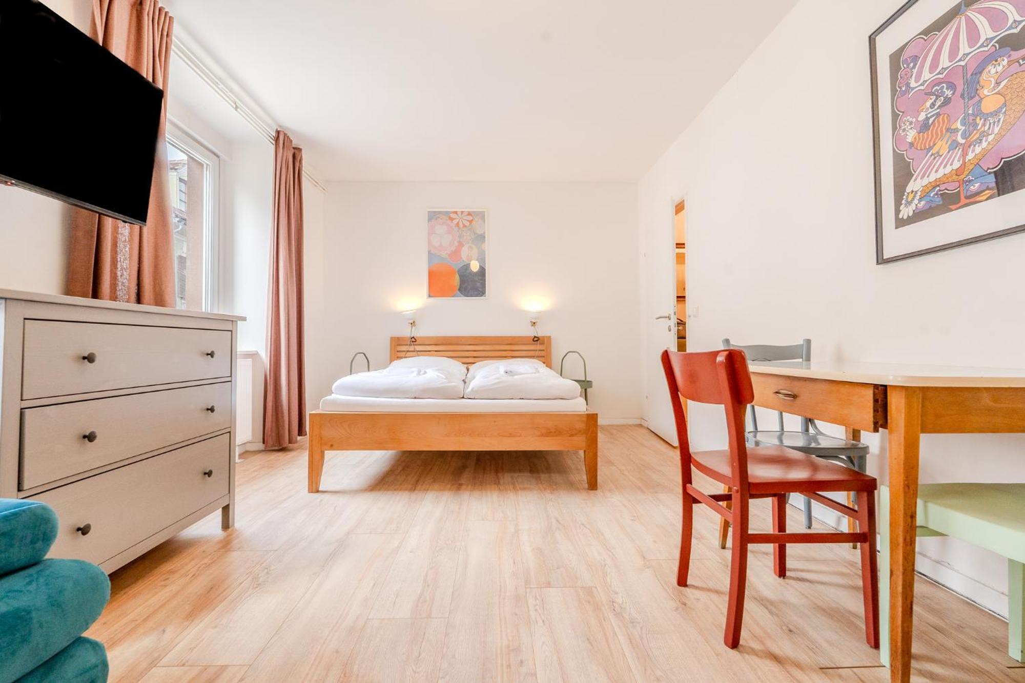 Whats-App Self-Check-In - Vibrant City Life In Graz Exterior photo